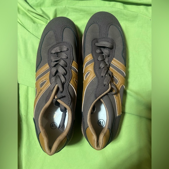 Other - Stylish Men's Sneakers in Brown and Tan